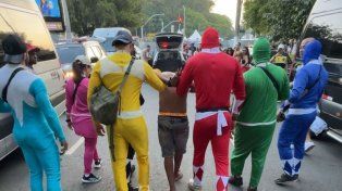 Brasil: policías disfrazados de Power Rangers arrestaron ladrones durante el Carnaval