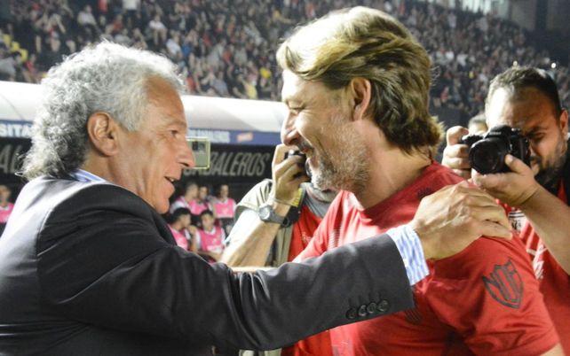 Buena onda. Pipo Gorosito y Gabriel Heinze antes del inicio del encuentro en el Brigadier López.