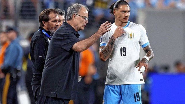 Bielsa también fue suspendido en Uruguay y no podrá dirigir ante Estados Unidos