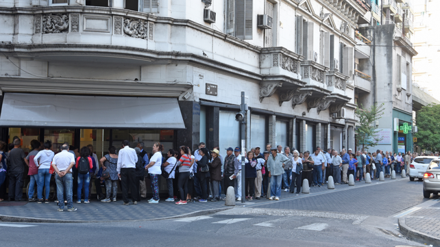 Los jubilados cobrarán sus haberes y el bono de manera&nbsp; desdoblada en el mes de abril.