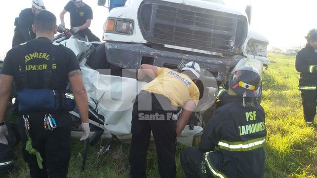 Incrustada. La camioneta Toyota quedó debajo de las dos ruedas delanteras del camión. Ahora