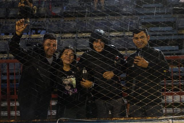 La lluvia no los acobardó. Los hinchas charrúas