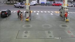 Paraná: en las primeras horas de este miércoles, una motocicleta se incendió tras ser encendida a menos de un metro del surtidor.