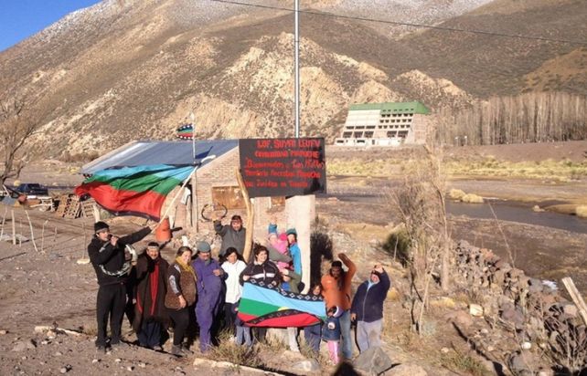 Representantes de un lof posan con los símbolos y banderas representativas mapuches.