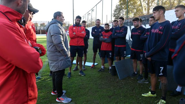 Nuevo DT. El Chueco Malvestiti dialoga con el grupo. “Encontré un plantel golpeado pero con las ganas de salir de este momento”