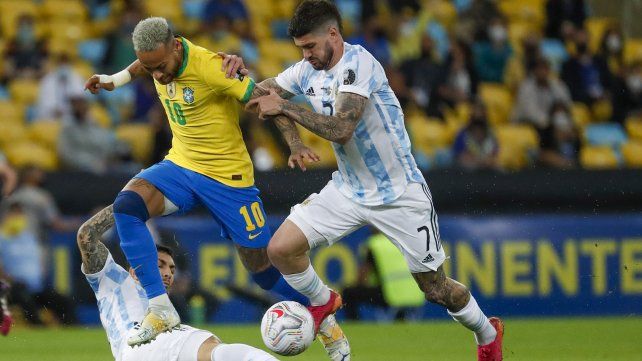 El brasileño Neymar (10) lucha por el balón con el argentino Rodrigo De Paul durante la final de la Copa América en el estadio Maracaná de Río de Janeiro, Brasil, el sábado 10 de julio de 2021 (AP Photo / Bruna Prado).