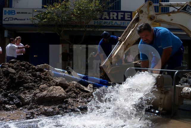 Hubo cortes de luz y desvíos en el tránsito por un caño roto en el microcentro