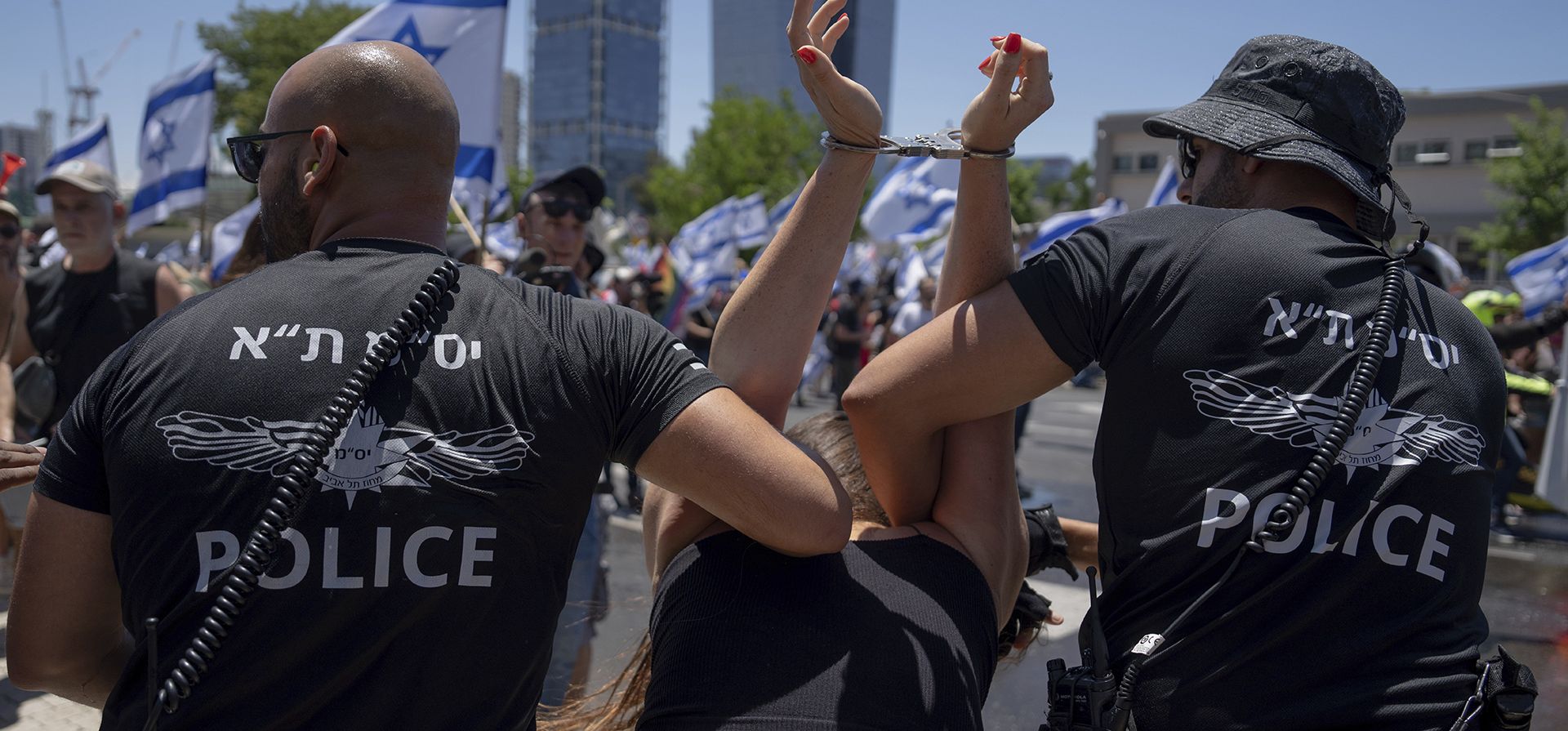 La policía israelí detiene a un manifestante durante una protesta contra los planes del nuevo gobierno del primer ministro Benjamin Netanyahu para reformar el sistema judicial, en Tel Aviv, Israel, el martes 11 de julio de 2023. (Foto AP/Oded Balilty) La policía israelí detiene a un manifestante durante una protesta contra los planes del nuevo gobierno del primer ministro Benjamin Netanyahu para reformar el sistema judicial, en Tel Aviv, Israel, el martes 11 de julio de 2023. (Foto AP/Oded Balilty)