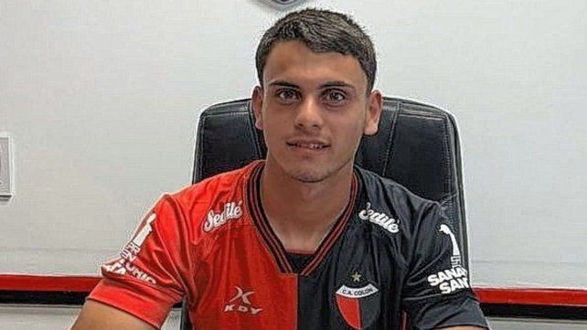 Jonás Ravano firmó su primer contrato como profesional con Colón. Jonás Ravano firmó su primer contrato como profesional con Colón.