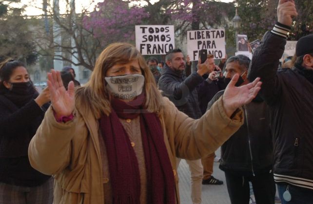 Reclaman para que el policía remisero no quede detenido