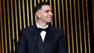 El Dibu Martínez obtuvo el Premio Yashin por segunda oportunidad. Antes de ingresar al teatro, hubo silbidos de los franceses.