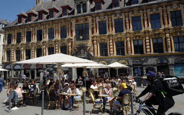 La gente disfruta de una comida en un restaurante con terraza durante la reapertura nacional de locales gastronómicos, en Lille, norte de Francia.