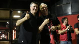 Ignacio Boero y Roberto Sensini en la puerta del estadio de Newells. Todo celebración y ahora a trabajar.