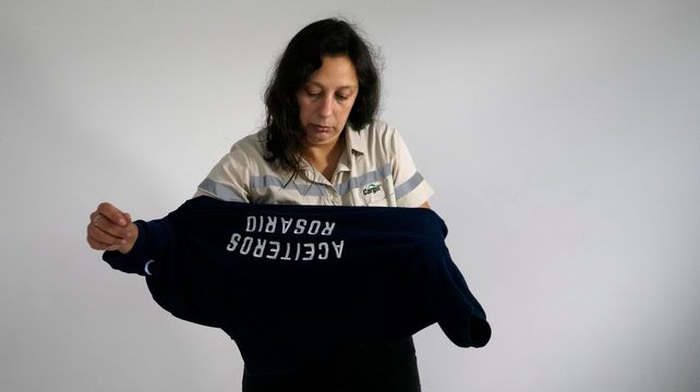 Carina divide su tiempo entre la planta aceitera y el sindicato