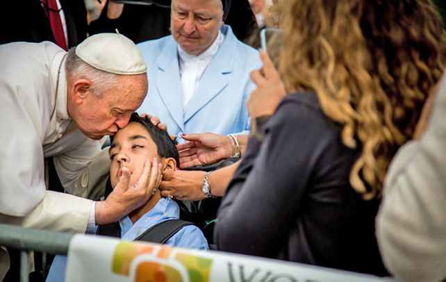 Francisco conforta a Michael Keating
