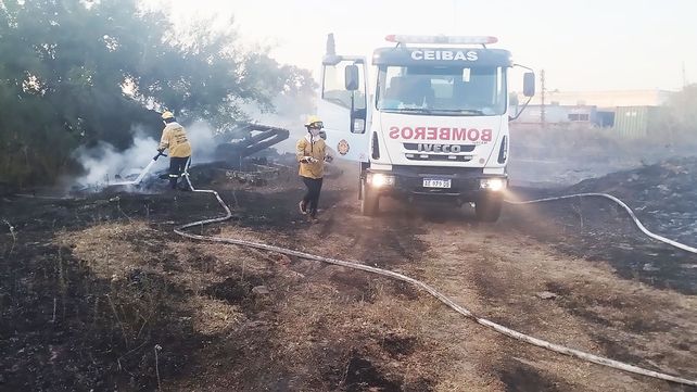La tarea de los bomberos entrerrianos se intensifica en épocas estivales por sequía y altas temperaturas. Las quemas están prohibidas y recomiendan precaución
