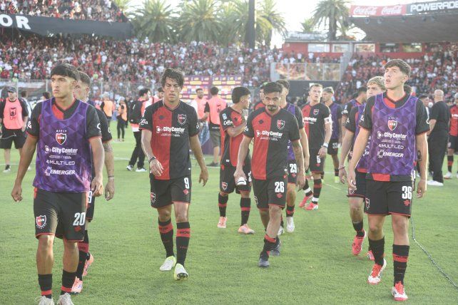 Los jugadores de Newells se retiran dolidos del Coloso tras la derrota con Central.