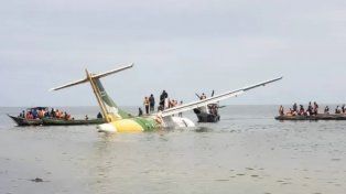 Un avión quiso aterrizar en Tanzania y cayó a un lago: 19 muertos