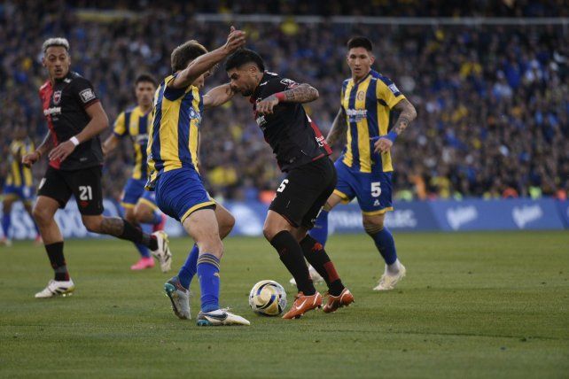 Ever Banega fue el capitán de Newells en el clásico anterior. Ya no está.