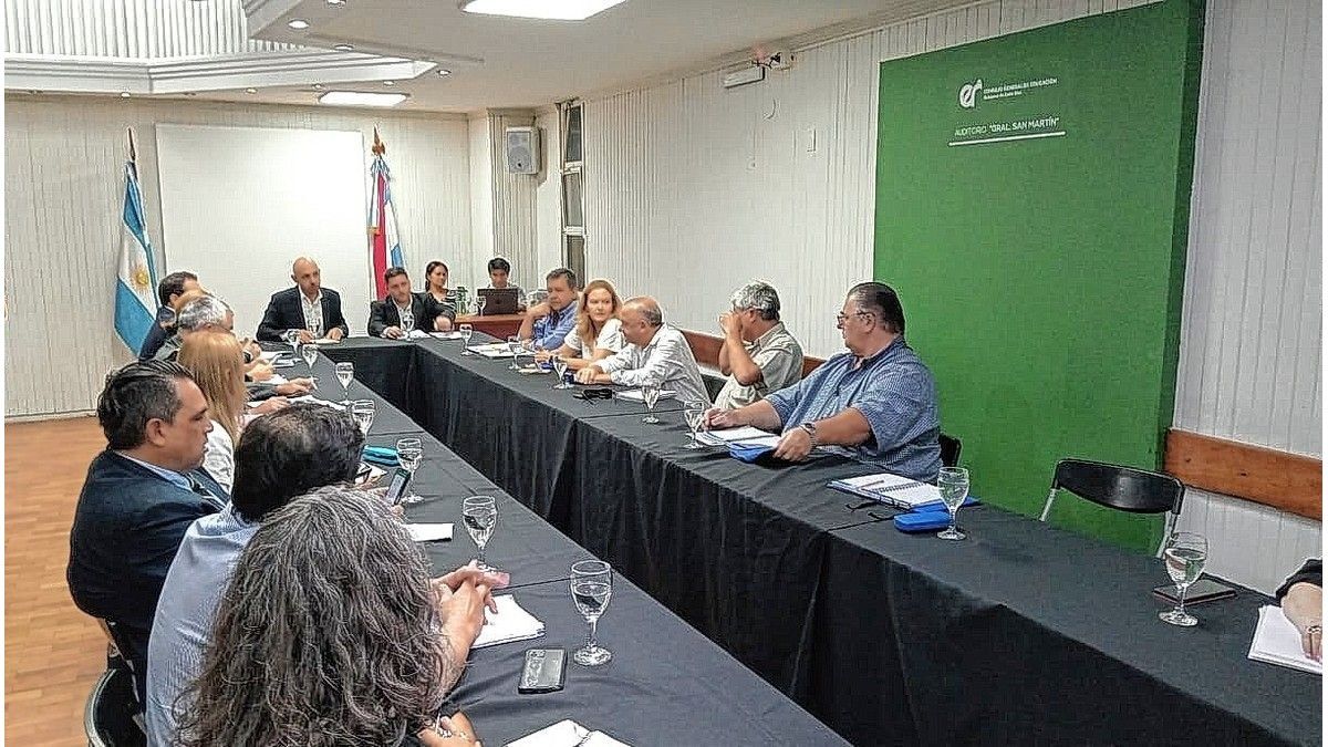 Gobierno y gremios docentes retoman la discusión salarial
