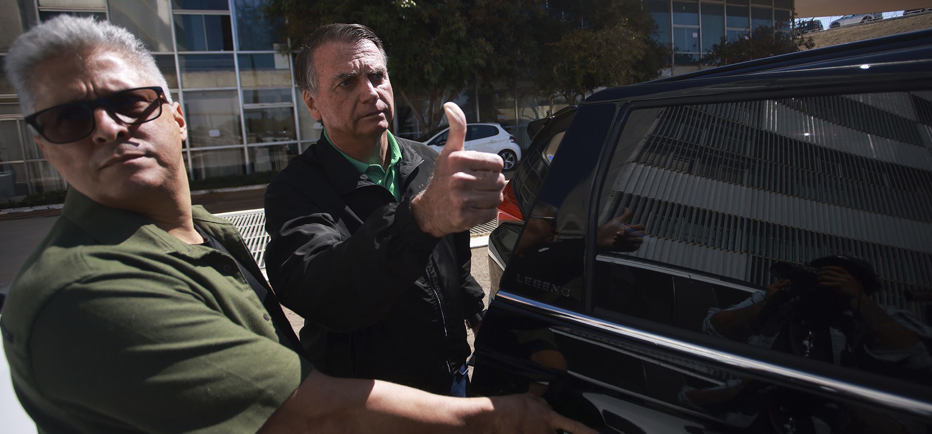 El expresidente brasileño Jair Bolsonaro se retira tras dar una conferencia de prensa frente al Senado en Brasilia, Brasil, el jueves 17 de julio de 2025. (Foto AP/Luis Nova) El expresidente brasileño Jair Bolsonaro se retira tras dar una conferencia de prensa frente al Senado en Brasilia, Brasil, el jueves 17 de julio de 2025. (Foto AP/Luis Nova)