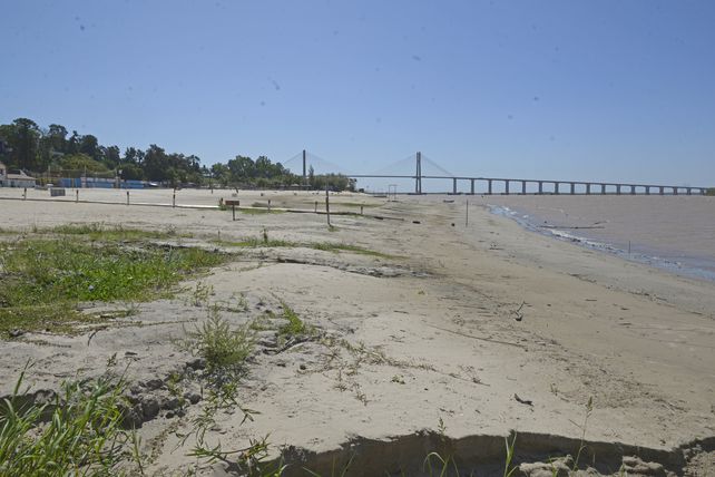 Las consecuencias de la bajante del río se pueden observar a simple vista con solo recorrer la costanera norte.