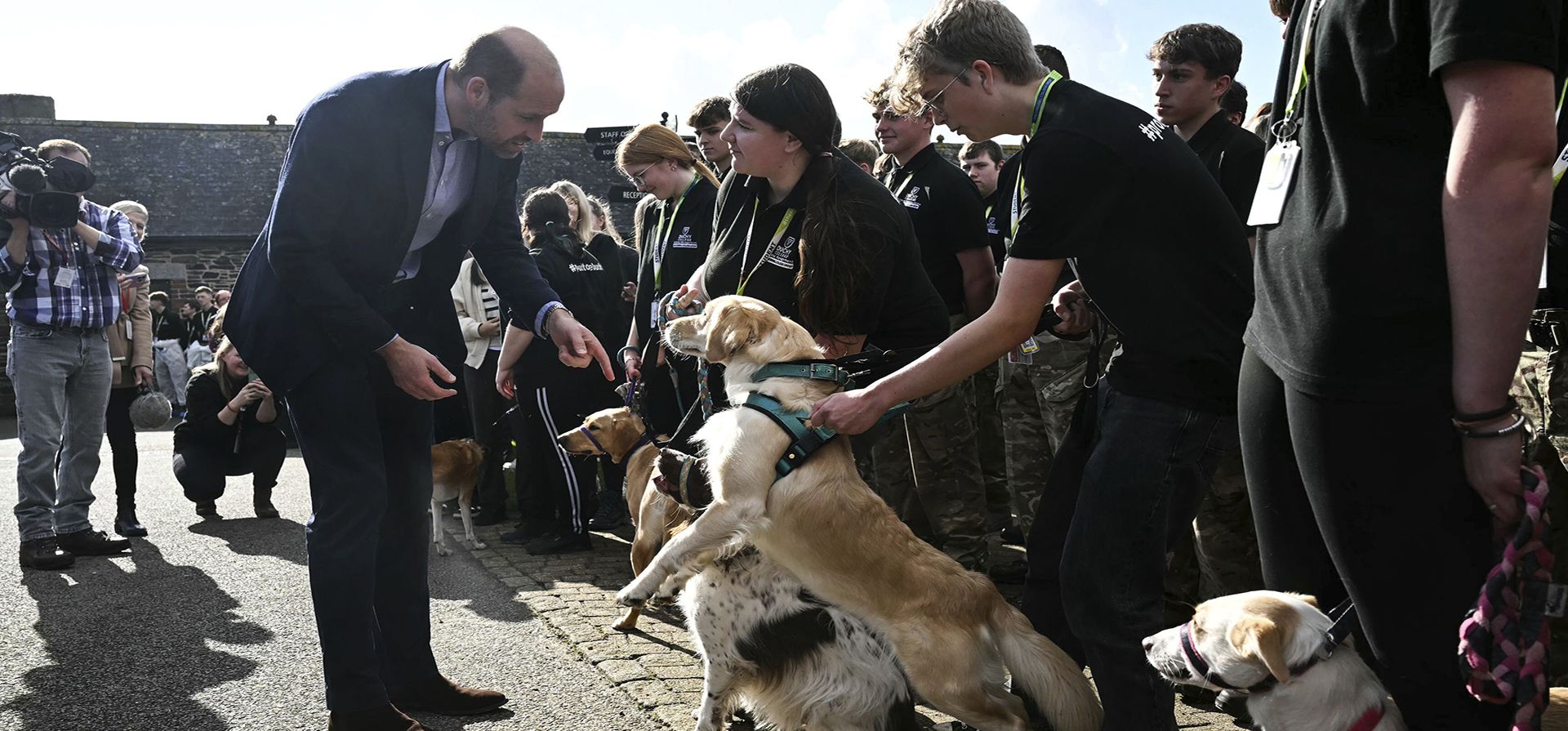 El príncipe Guillermo de Gran Bretaña, es recibido por un perro del departamento de gestión de animales durante su visita al Duchy College Stoke Climsland en Callington, Cornwall, Inglaterra, el jueves 17 de octubre de 2024. (Justin Tallis/PA vía AP) El príncipe Guillermo de Gran Bretaña, es recibido por un perro del departamento de gestión de animales durante su visita al Duchy College Stoke Climsland en Callington, Cornwall, Inglaterra, el jueves 17 de octubre de 2024. (Justin Tallis/PA vía AP)
