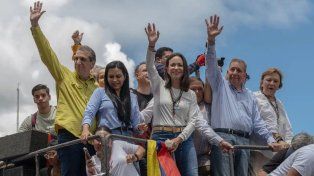 Edmundo González Urrutia, candidato presidencial de la oposición, con camisa azul, junto a María Corina Machado, líder de la oposición venezolana.