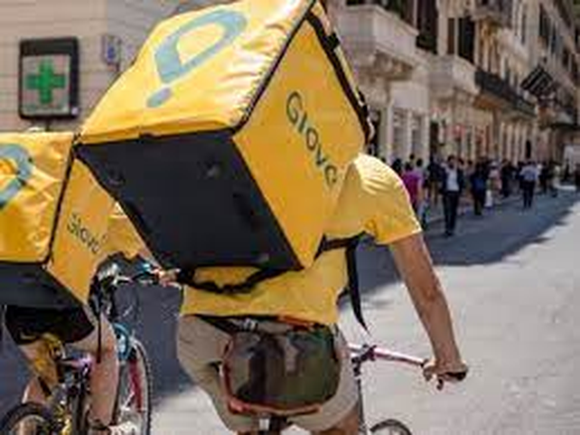 Los ciclistas de Glovo son parte del paisaje en las ciudades de España.