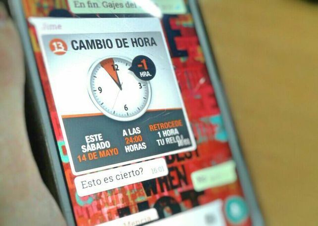 ¿Cambia la hora? Polémica por un mensaje que circula en Whatsapp