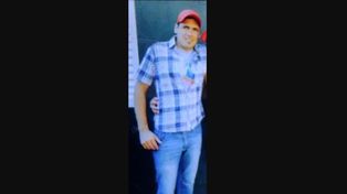 Al momento de ausentarse, Joel Emiliano Fernández vestía pantalón vaquero azul oscuro, remera gris y zapatillas negras.