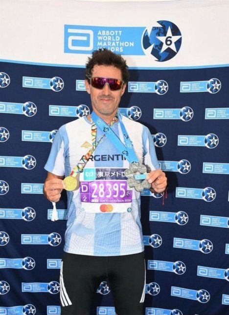 Andres Ubaldi tras completar la exigente maratón de Tokio