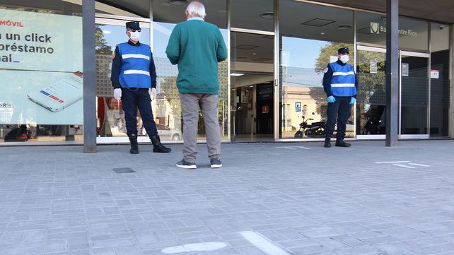 Después del caos, mucha seguridad y poca gente en los bancos