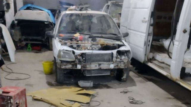 El interior del taller de Bolivia al 2300 donde dos hombres fueron baleados por orden de Alvarado el 11 de marzo de 2022.