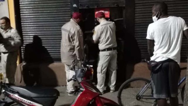 El bar ubicado en Brown al 3100 fue clausurado por incumplir los protocolos para coronavirus.