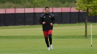 En soledad. Maxi Rodr&iacute;guez y el resto de los jugadores practicar&aacute;n en forma individual, dentro de las posibilidades de cada uno.&nbsp;