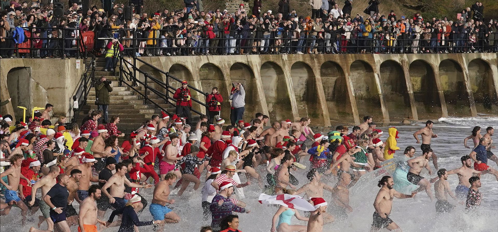 Nadadores participan en el Boxing Day Dip de los Leones de Folkestone en la playa de Sunny Sands en Kent, Folkestone, Reino Unido. Fotografía: Gareth Fuller/PA