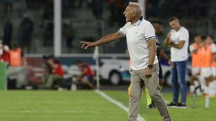 Miguel Angel Russo se la pasó dando indicaciones hasta que se resignó. Central perdió por sus errores ante Talleres.