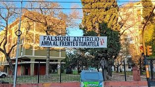 Apareció un pasacalles amenazante contra Julio Falcioni en las inmediaciones del Club Independiente.