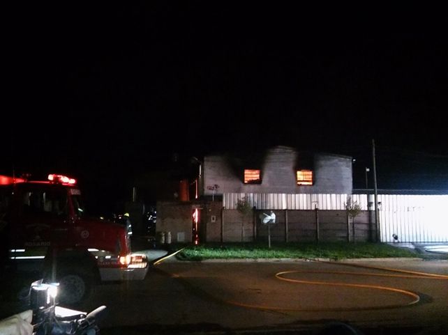 Incendio de grandes proporciones en una fábrica de velas de la localidad de Pérez