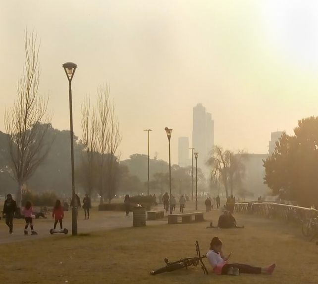 La ciudad sufre la invasión de humo desde marzo.
