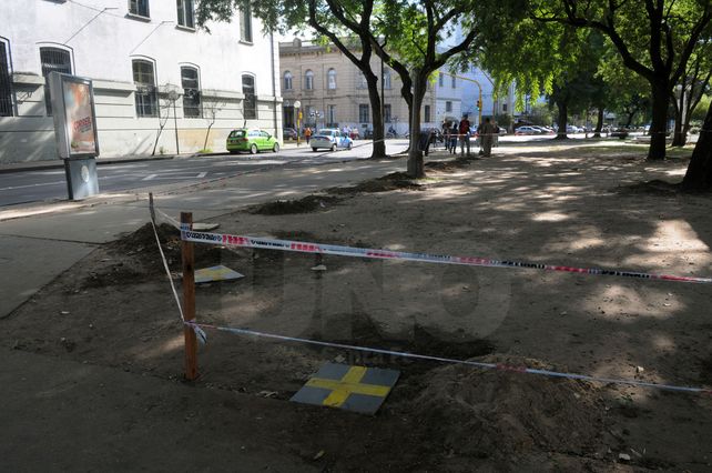 Comenzaron a cercar el Parque Alberdi para construir las cocheras subterráneas