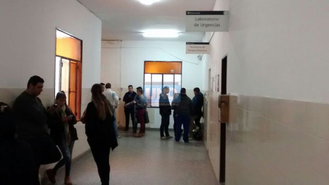 Los familiares del adolescente recibieron el último parte médico a las 17 en el hospital San Martín. Foto UNO Javier Aragón.&nbsp;