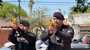 En Venado Tuerto se realizó la entrega de un mini-bus, pistolas Taser y elementos de criminalística.