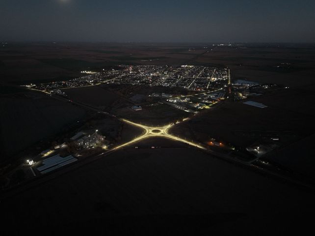 La rotonda en la intersección de las rutas provinciales 13 y 66 también estrenó iluminación.
