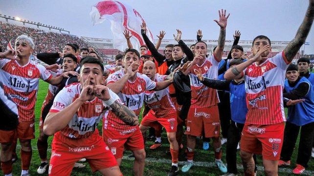 Morón le ganó el clásico a Almirante Brown y se escapa en la cima de la zona A