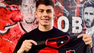 Newells oficializó la llegada de un mediocampista y negocia por uno más