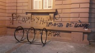Las pintadas aparecieron en varios edificios públicos, entre ellos frente a la Municipalidad de Rosario.&nbsp;