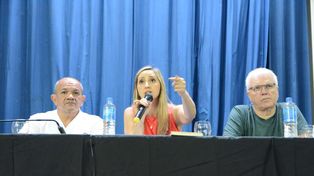 La economista Julia Strada, junto a Martín Lucero (Sadop) y Alberto Botto (Luz y Fuerza).
