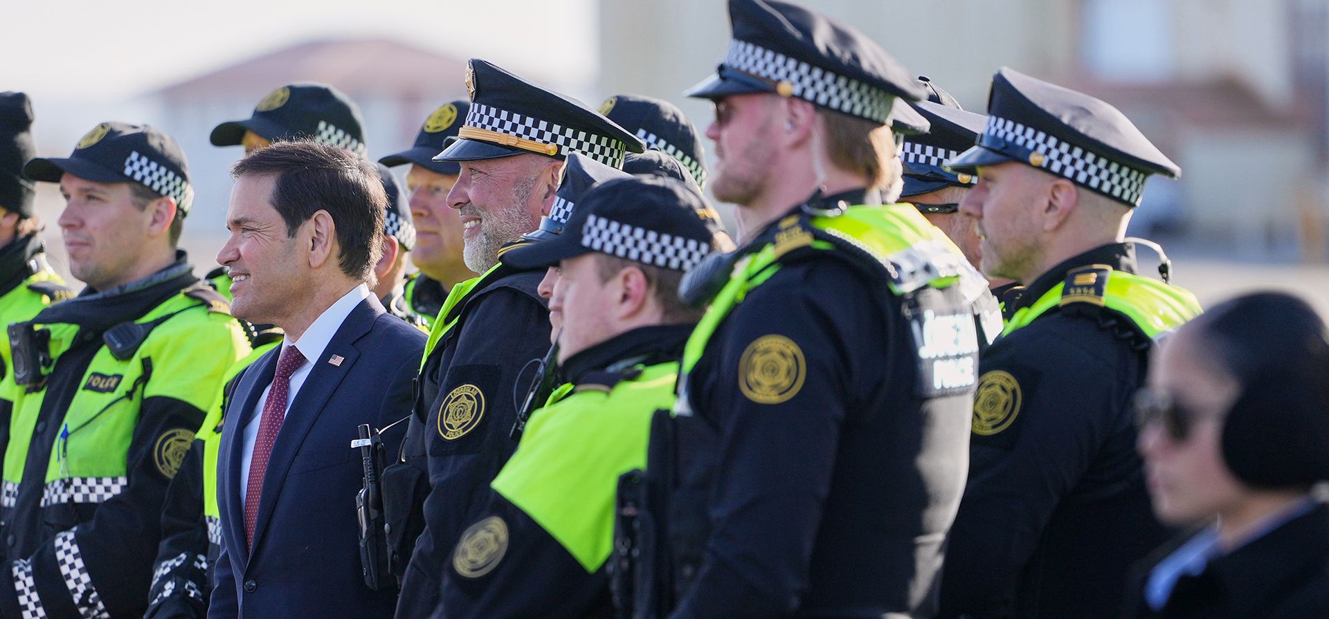 El secretario de Estado de EE. UU., Marco Rubio, posa para una fotografía con agentes de la policía islandesa a su llegada para abordar un avión el martes 6 de octubre de 2026, en el aeropuerto de Keflavík, Islandia. (Foto AP/Mark Schiefelbein, Pool) El secretario de Estado de EE. UU., Marco Rubio, posa para una fotografía con agentes de la policía islandesa a su llegada para abordar un avión el martes 6 de octubre de 2026, en el aeropuerto de Keflavík, Islandia. (Foto AP/Mark Schiefelbein, Pool)